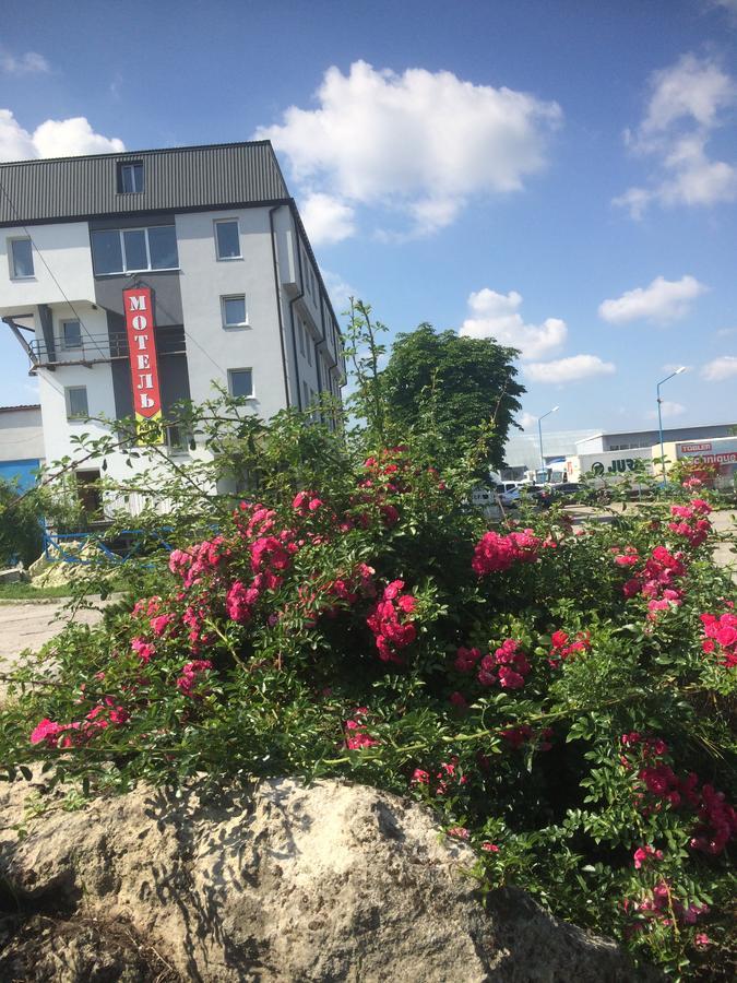 Autopark Hotel Lwów Zewnętrze zdjęcie
