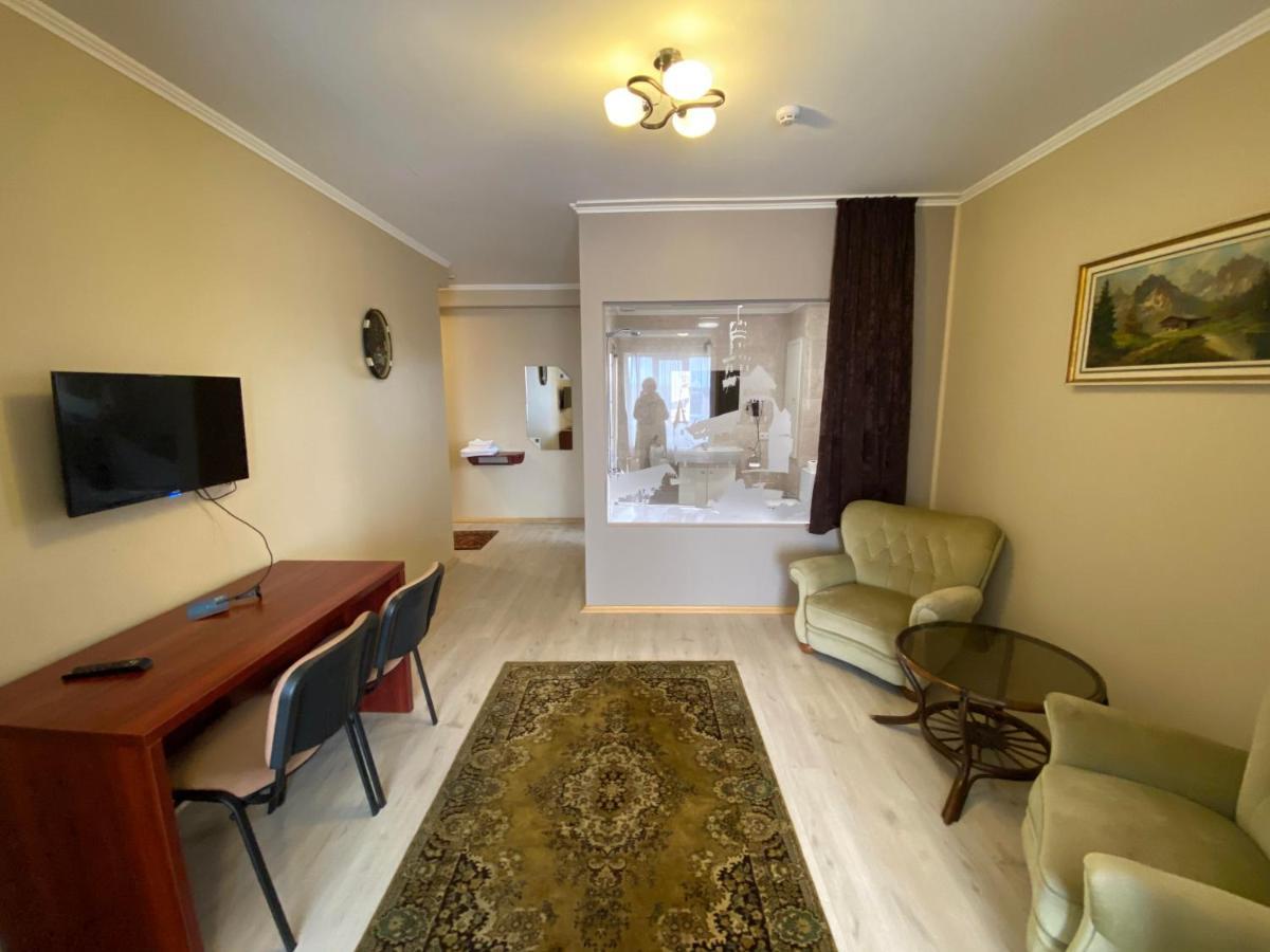 Autopark Hotel Lwów Zewnętrze zdjęcie