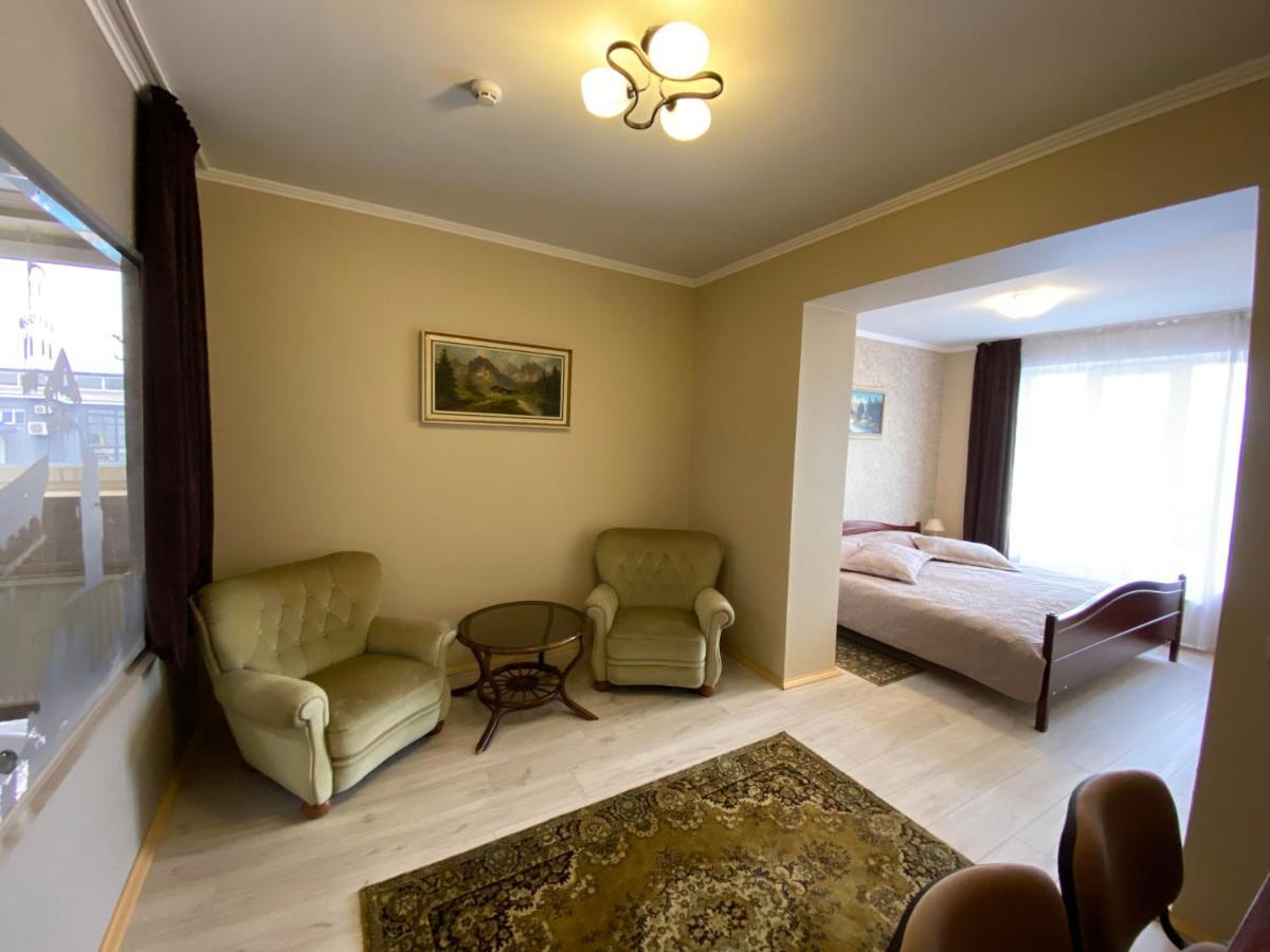 Autopark Hotel Lwów Zewnętrze zdjęcie