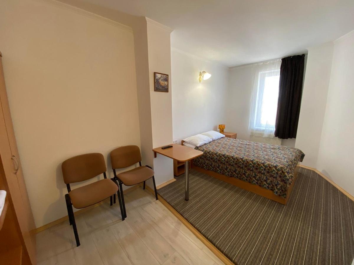 Autopark Hotel Lwów Zewnętrze zdjęcie