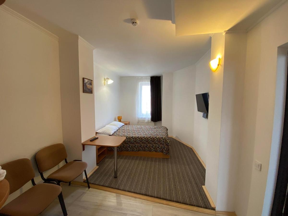 Autopark Hotel Lwów Zewnętrze zdjęcie