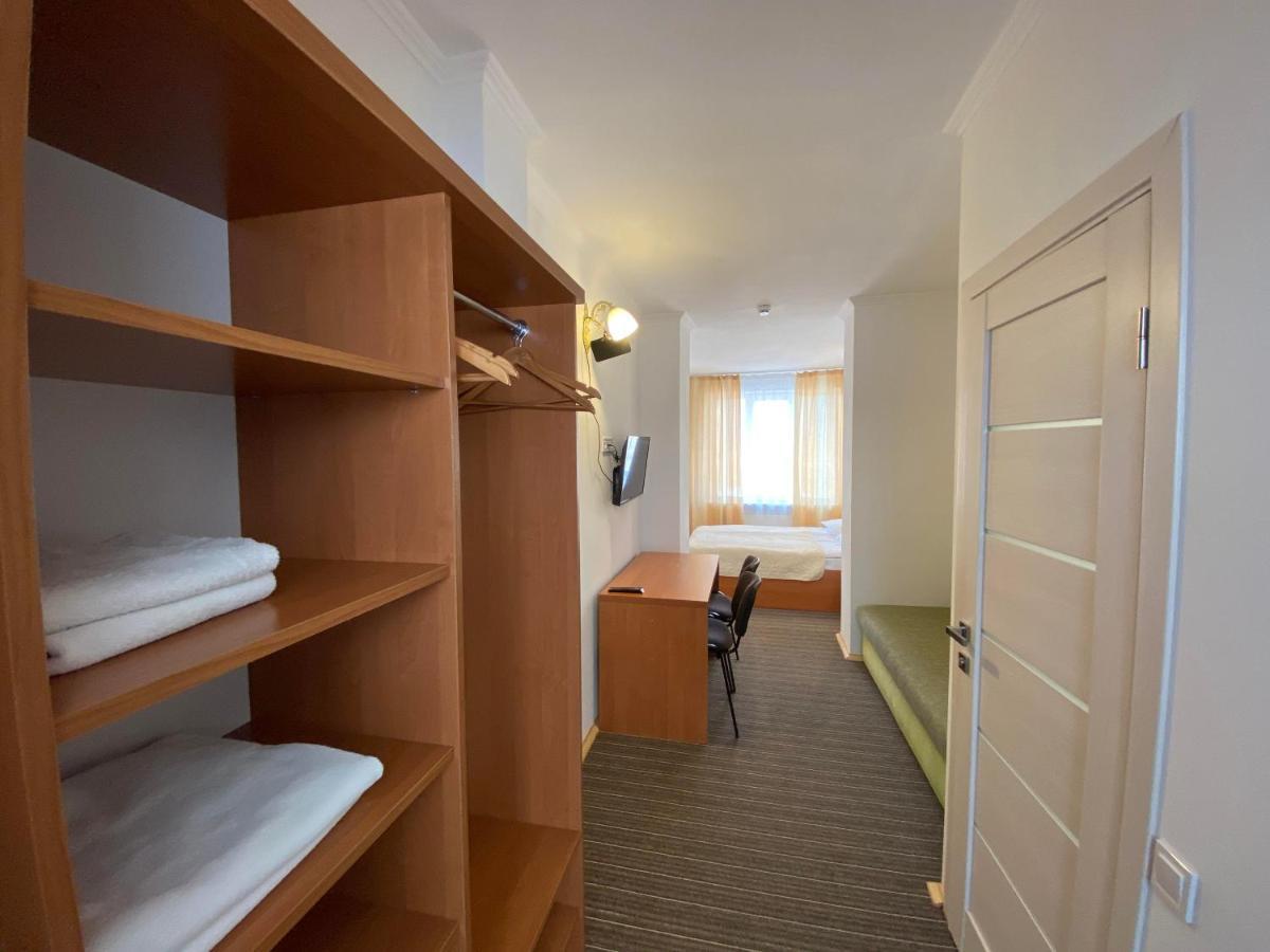 Autopark Hotel Lwów Zewnętrze zdjęcie
