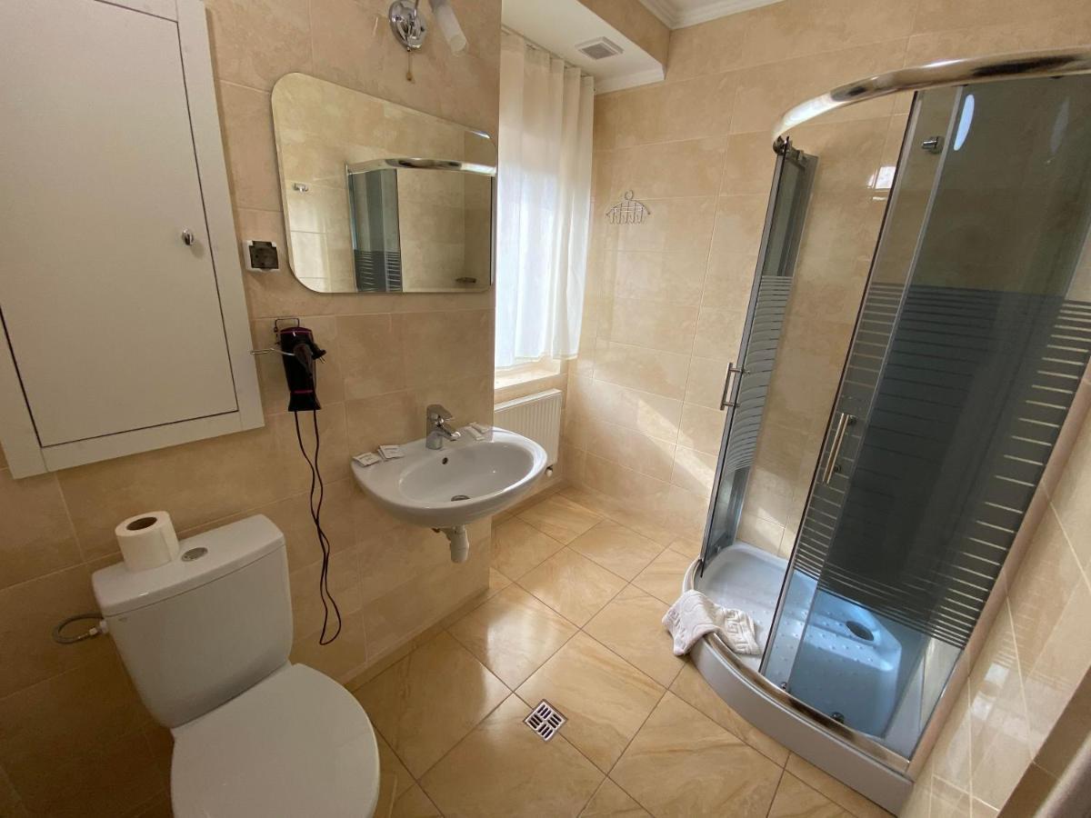 Autopark Hotel Lwów Zewnętrze zdjęcie